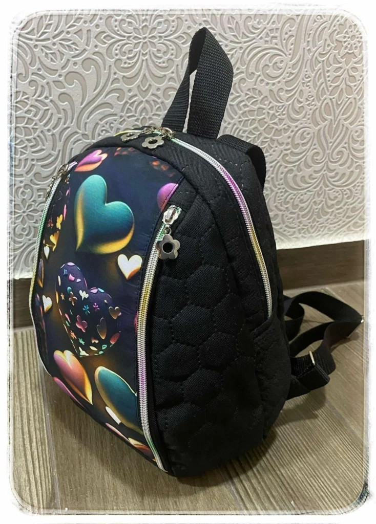 Szívecskés hátizsák egyedi cipzárral